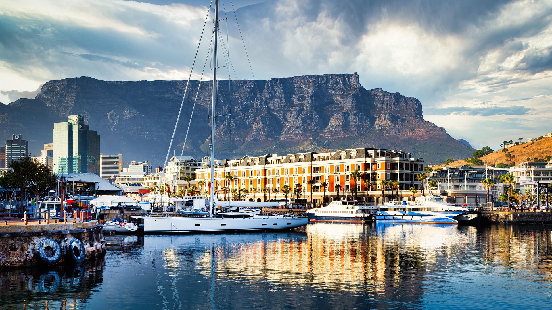 V&A Waterfront & Table Mountain
